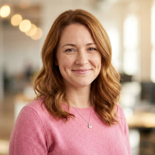 Emily Watson, Directora de Servicio al Cliente en Clara Permutanza